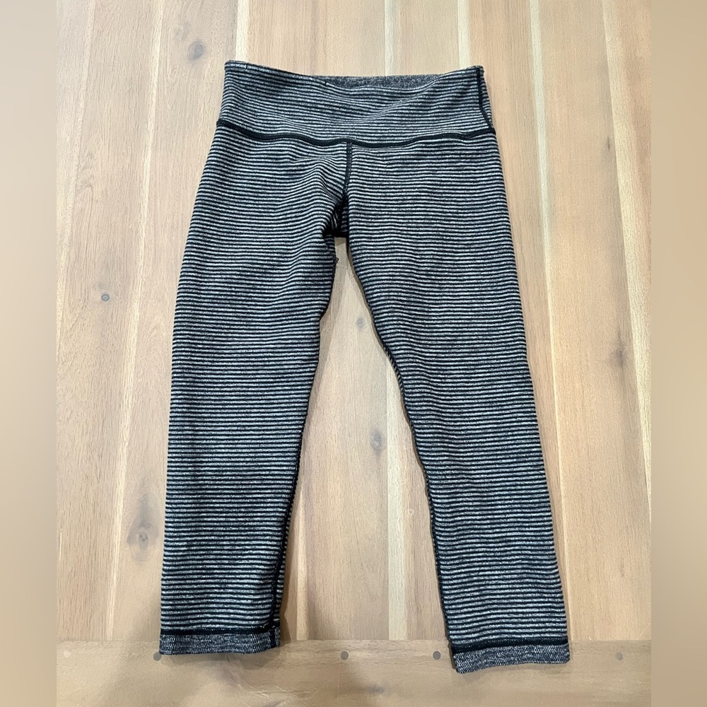 Lululemon legging- knit material- crop length- reversible